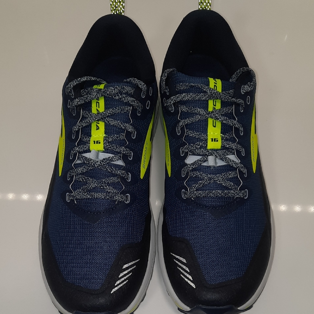 Brooks CASCADIA 16 Navy and Neon Yellow Athletic Shoes Size 11.5 Worn One Time.